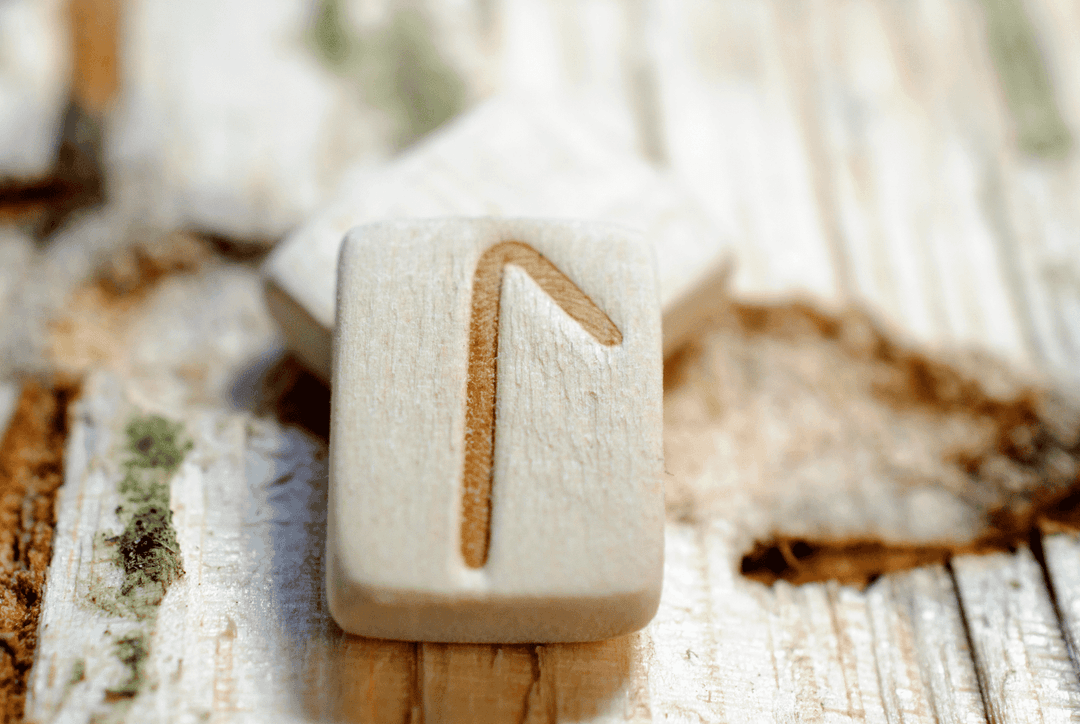 Laguz Rune Meaning: Symbolism, Intuition & How to Use It Thumbnail