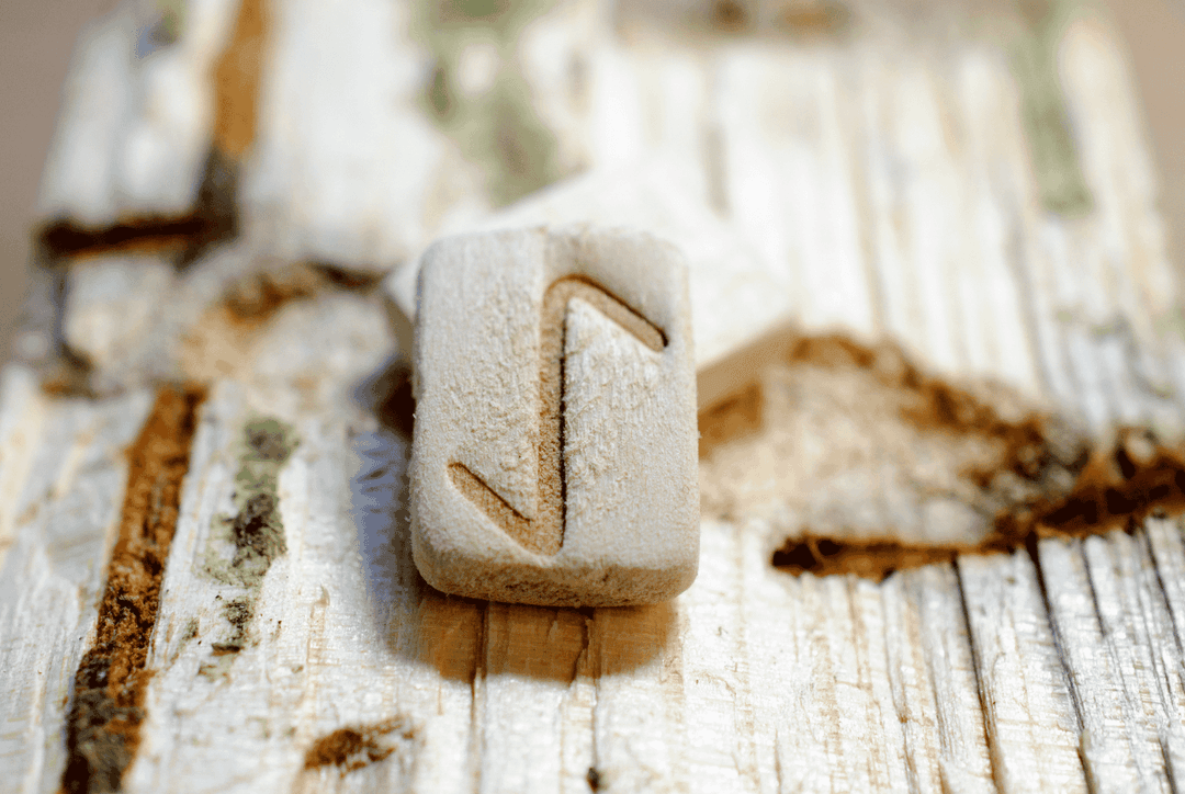 Eihwaz Rune Meaning: Symbolism, Endurance & How to Use It Thumbnail