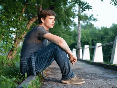 Dismissive Avoidant Attachment Style: Traits, Relationships & How to Heal