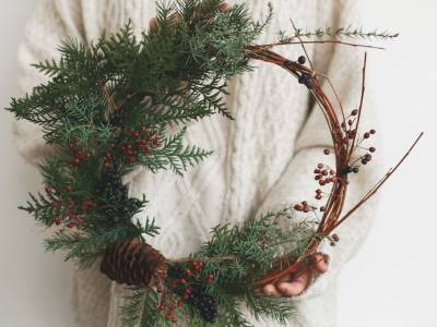 The Perfect Festive Flowers for Your Unique DIY Christmas Wreath