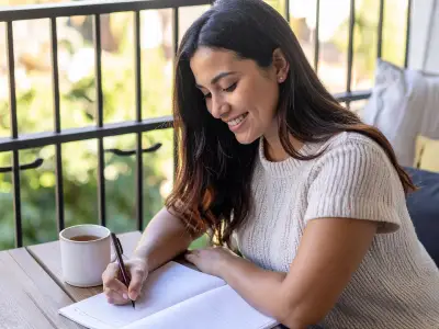 31 Journal Prompts for End-of-Year Reflection & Setting Goals