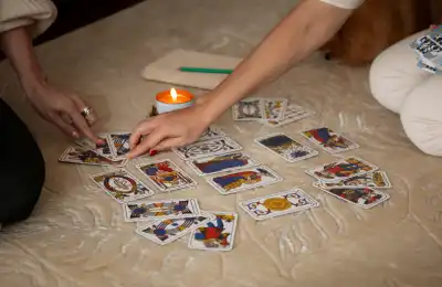 Image of a tarot card reading.