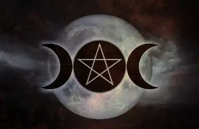 triple moon symbol
