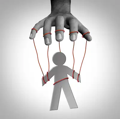 Manipulation puppet on string