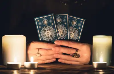 Image of a tarot reader.