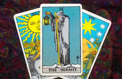 Image of the hermit tarot card.