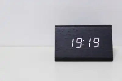 19:19 showing on a digital clock
