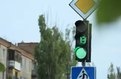 Image of a green traffic light.