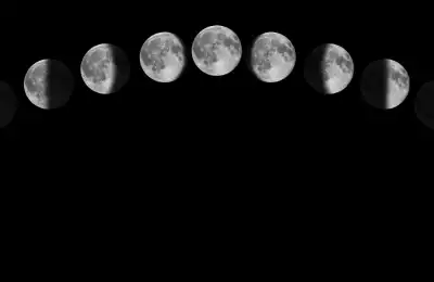 The Symbolism Behind the Moon Tarot Card