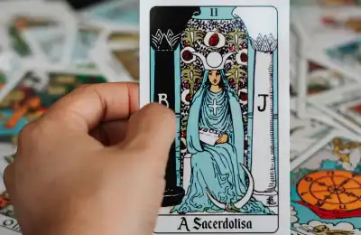 Image of the high priestess tarot card.