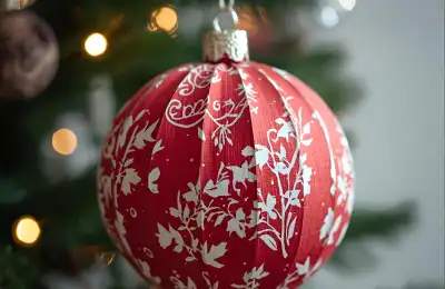 How to Make Recycled Christmas Baubles