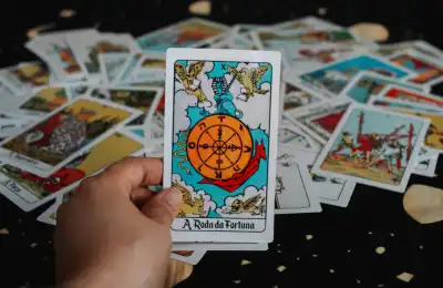 Image of the wheel of fortune tarot card.