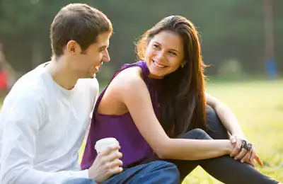 How to Tell if an Aquarius Woman Likes You