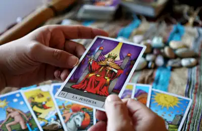 Image of the justice tarot card.