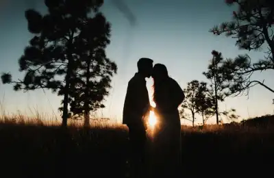 couple kissing at dusk