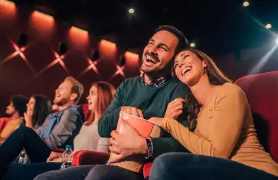 Image of a couple in the cinema.