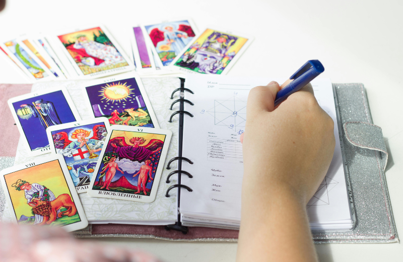 Image of a tarot card reading.