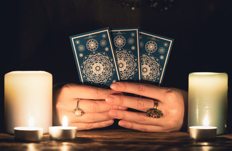 Image of a tarot reader.