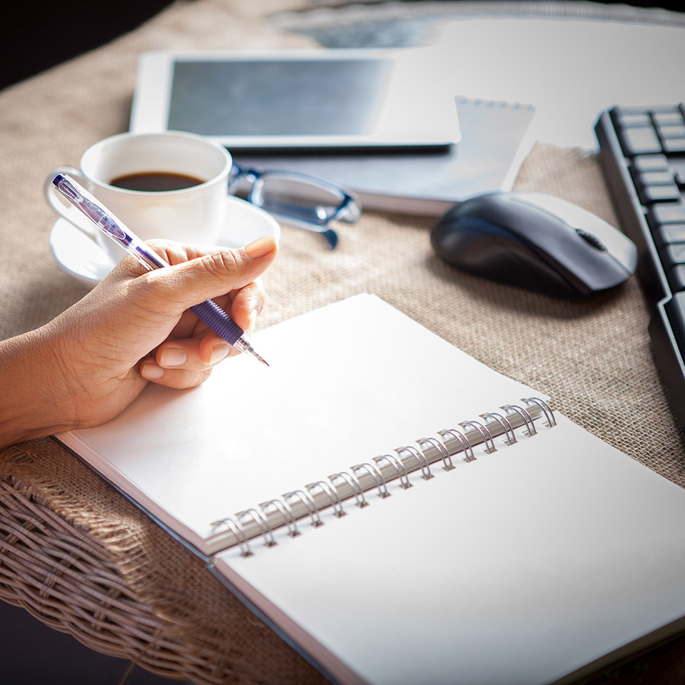 Freelance journalism being created on a desk with a notepad