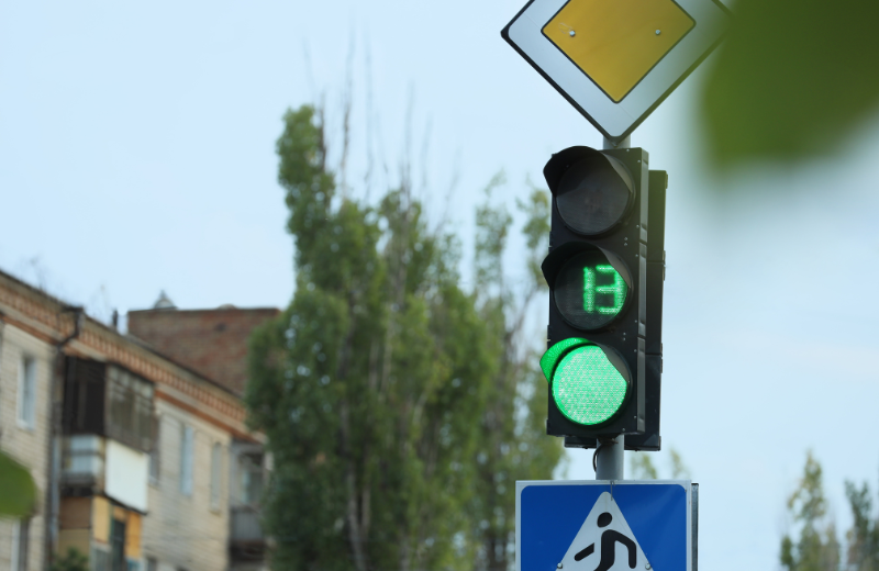 Image of a green traffic light.