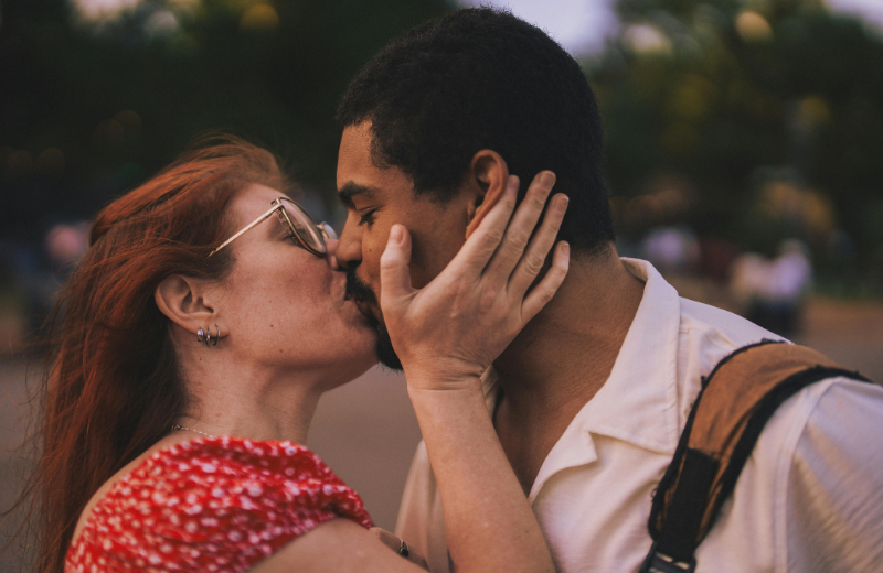 couple kissing