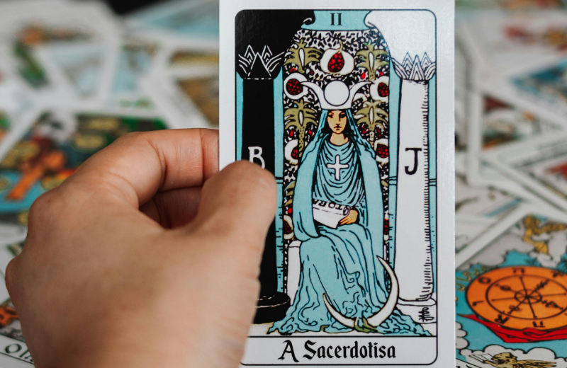 Image of the high priestess tarot card.