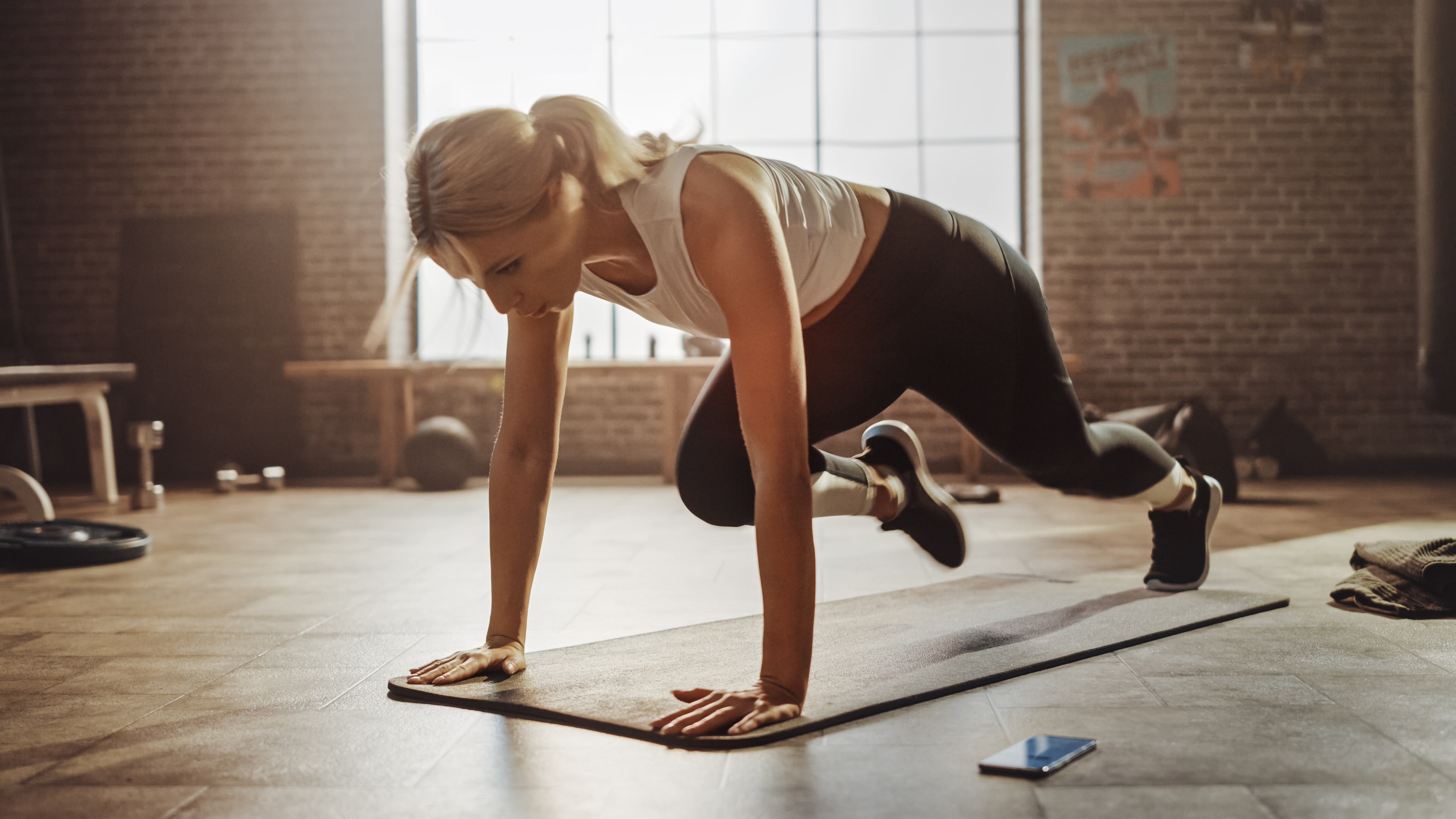 Woman doing mountain climbers exercise at the gym