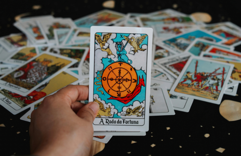 Image of the wheel of fortune tarot card.