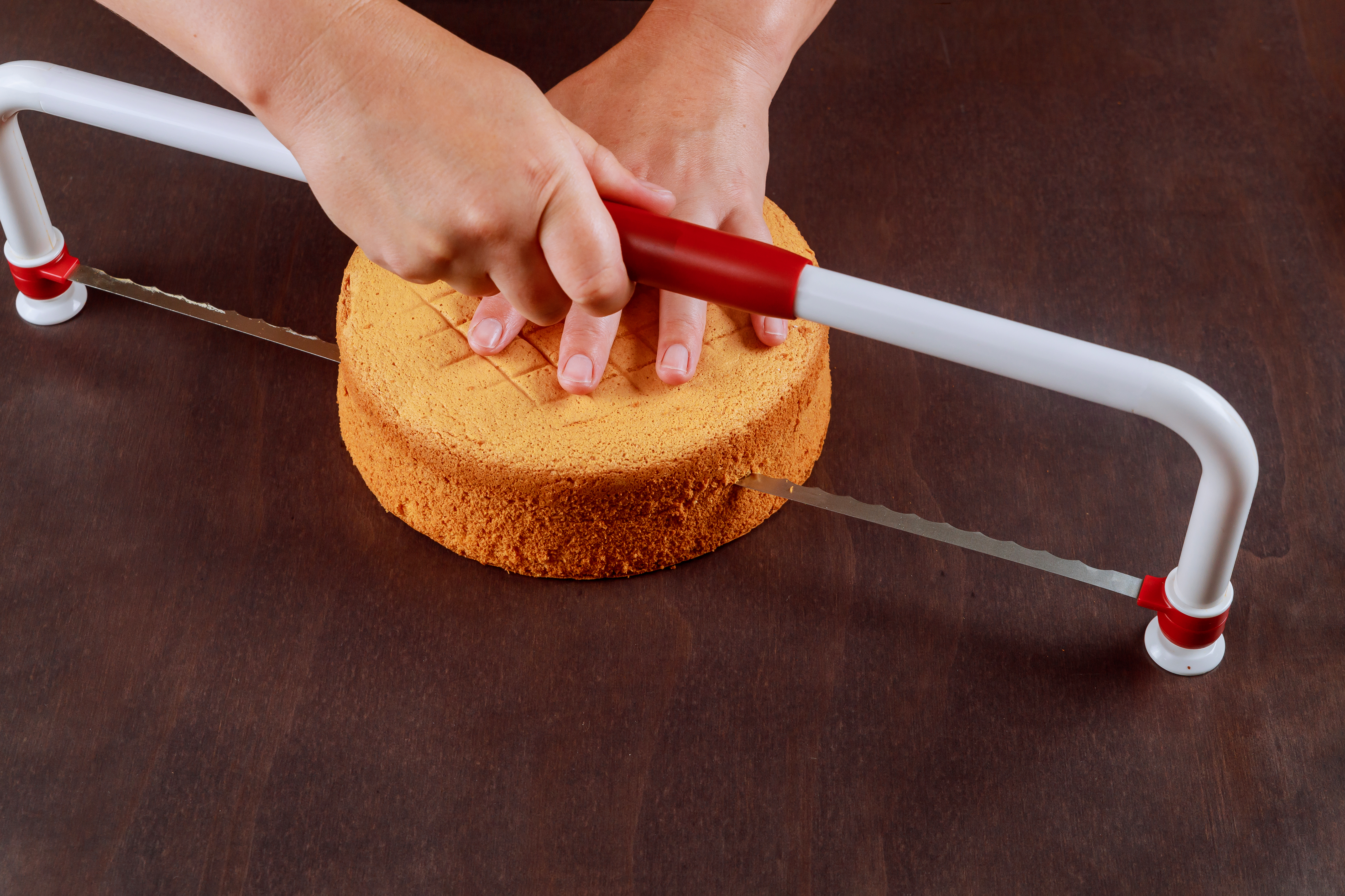 Serrated knife cake making