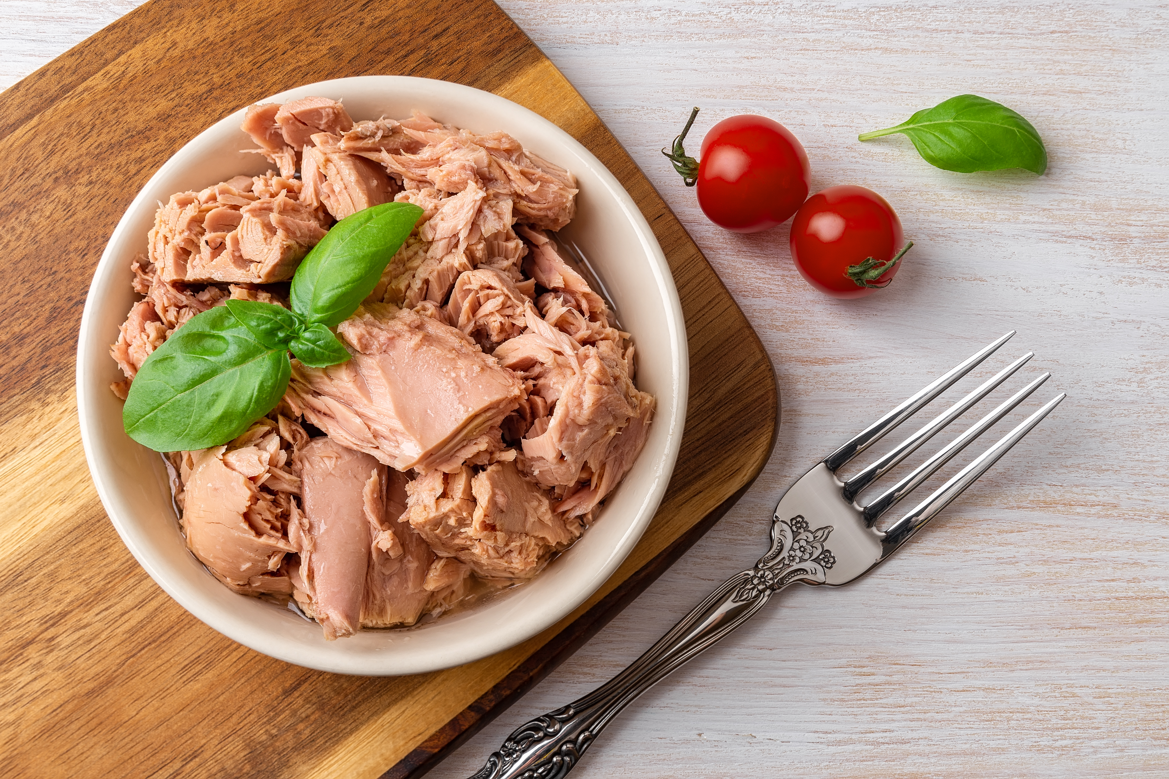 Tuna in a bowl with salad garnish