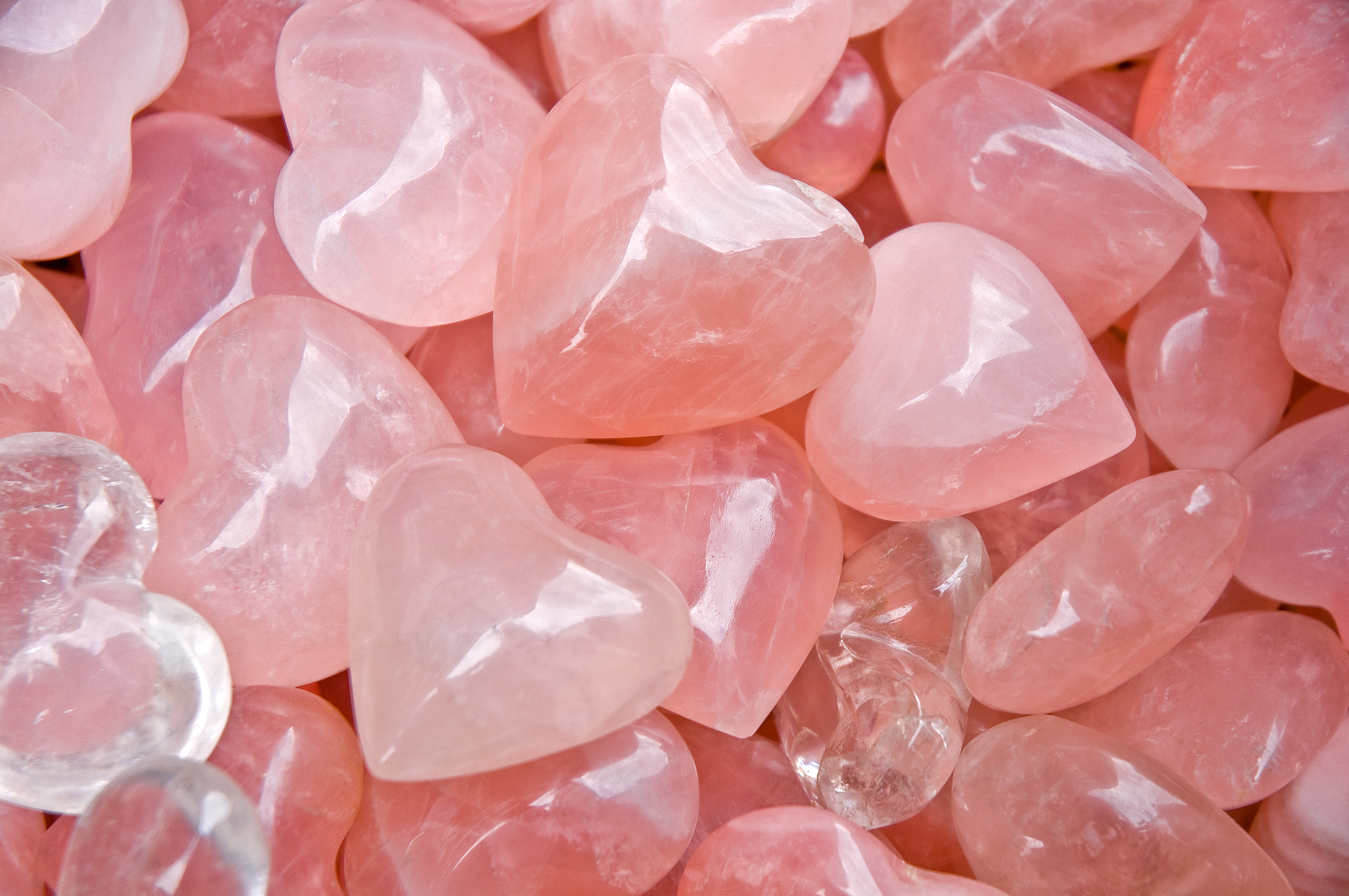 An image of lots of pieces of heart shaped rose quartz