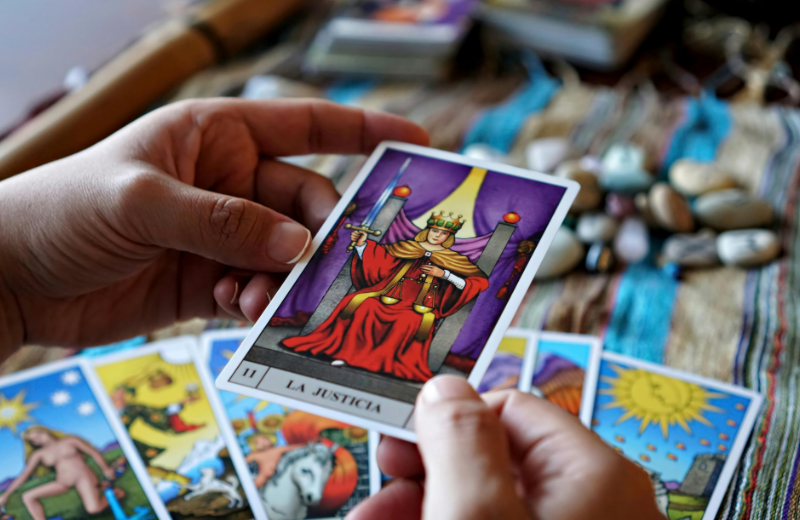 Image of the justice tarot card.