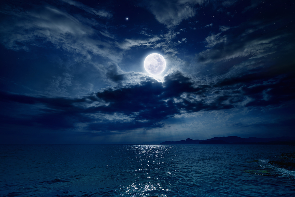 Image of the full moon over the sea