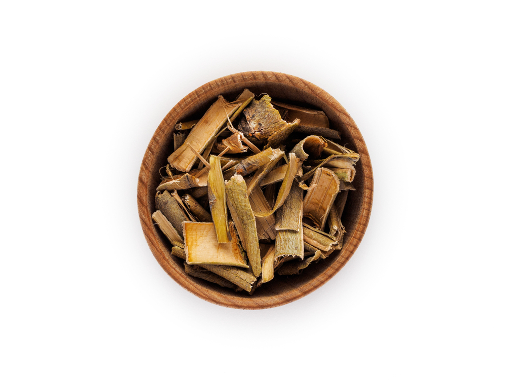 Lots of pieces of willow bark in a wooden bowl