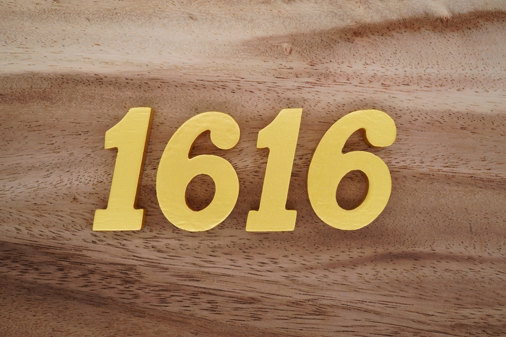 1616 in yellow on a wooden background