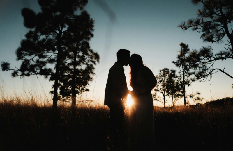 couple kissing at dusk